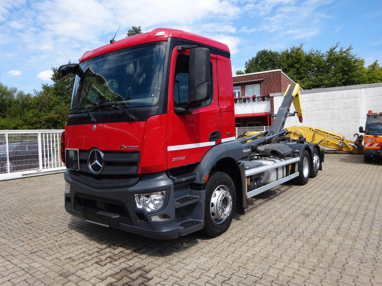 Mercedes-Benz Antos 2532 MEILLER Abroller Lift+Lenkachse 6x2 - Horgos rakodó teherautó: 1 kép. Mercedes-Benz Antos 2532 MEILLER Abroller Lift+Lenkachse 6x2 - Horgos rakodó teherautó: 1 kép.