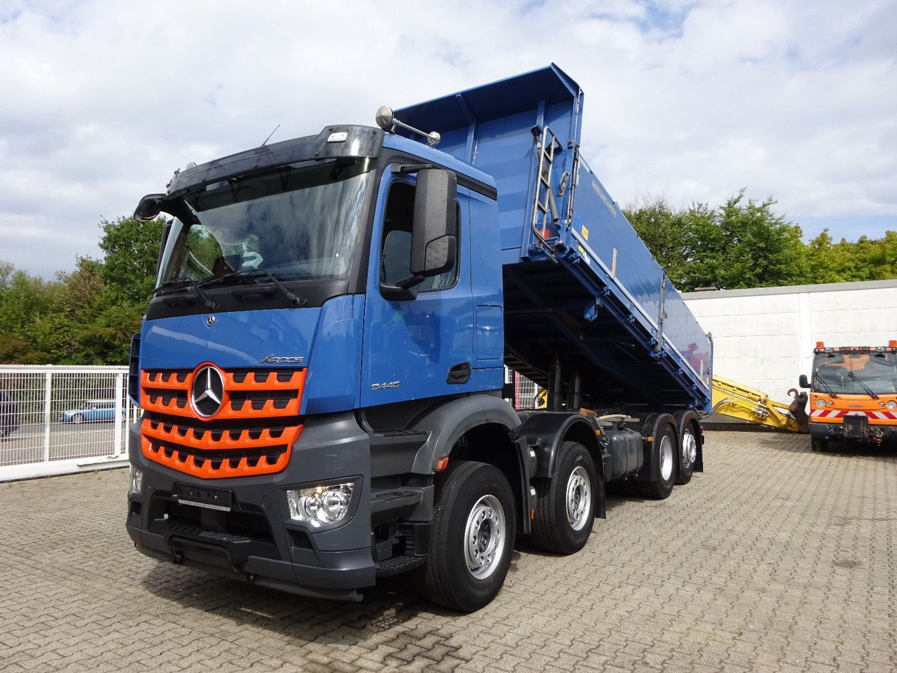 Mercedes-Benz Arocs 3446 MEILER 3 Seitenkipper 8x2 - Billenőplatós teherautó: 1 kép. Mercedes-Benz Arocs 3446 MEILER 3 Seitenkipper 8x2 - Billenőplatós teherautó: 1 kép.