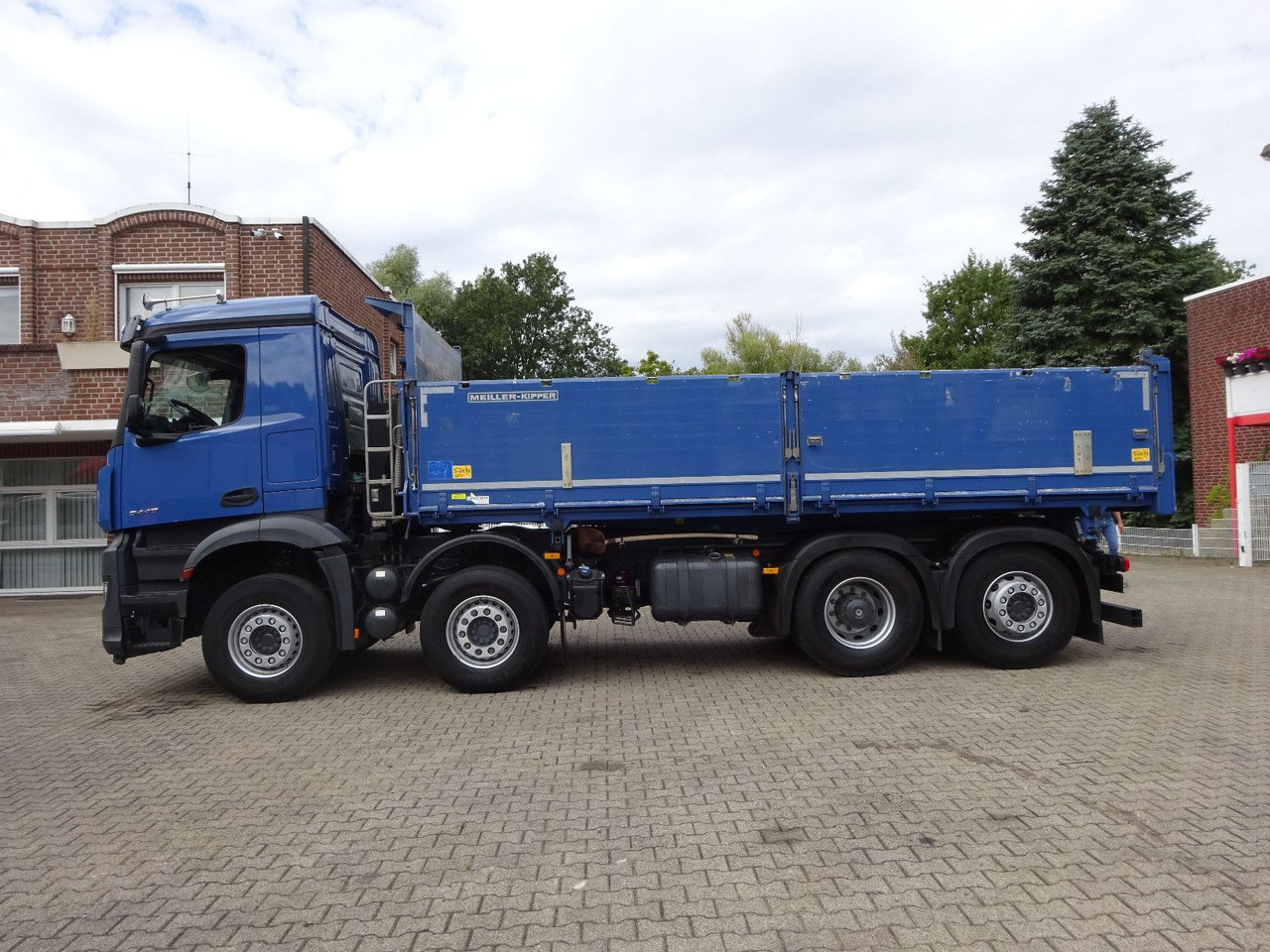Mercedes-Benz Arocs 3446 MEILER 3 Seitenkipper 8x2 - Billenőplatós teherautó: 3 kép. Mercedes-Benz Arocs 3446 MEILER 3 Seitenkipper 8x2 - Billenőplatós teherautó: 3 kép.