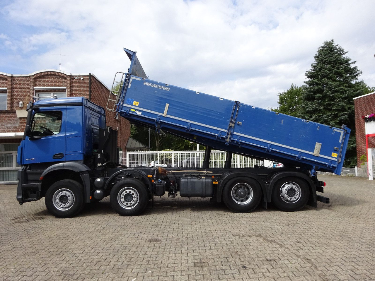 Mercedes-Benz Arocs 3446 MEILER 3 Seitenkipper 8x2 - Billenőplatós teherautó: 2 kép. Mercedes-Benz Arocs 3446 MEILER 3 Seitenkipper 8x2 - Billenőplatós teherautó: 2 kép.