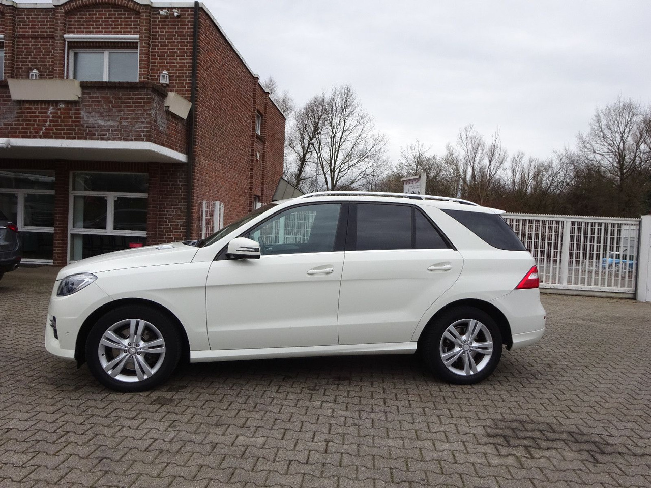 Mercedes-Benz ML 350 CDI BlueTec Mercedes-Benz ML 350 CDI BlueTec. AMG Paket - Terepjáró/ SUV: 3 kép. Mercedes-Benz ML 350 CDI BlueTec Mercedes-Benz ML 350 CDI BlueTec. AMG Paket - Terepjáró/ SUV: 3 kép.