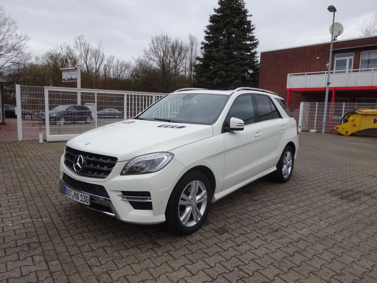 Mercedes-Benz ML 350 CDI BlueTec Mercedes-Benz ML 350 CDI BlueTec. AMG Paket - Terepjáró/ SUV: 2 kép. Mercedes-Benz ML 350 CDI BlueTec Mercedes-Benz ML 350 CDI BlueTec. AMG Paket - Terepjáró/ SUV: 2 kép.
