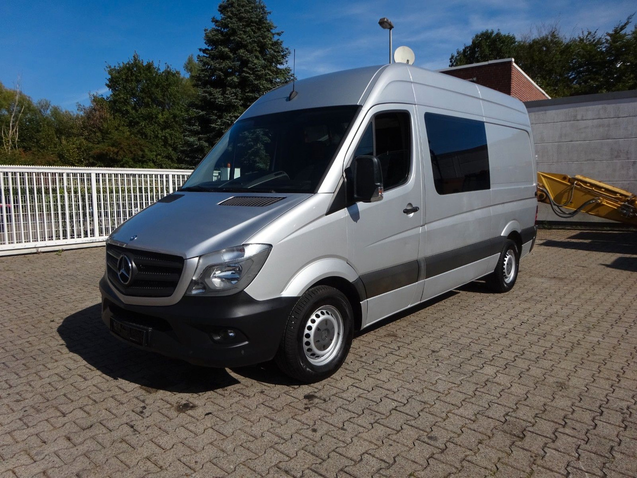 Mercedes-Benz Sprinter 316CDI Mixto 4x2 - Furgon: 2 kép. Mercedes-Benz Sprinter 316CDI Mixto 4x2 - Furgon: 2 kép.