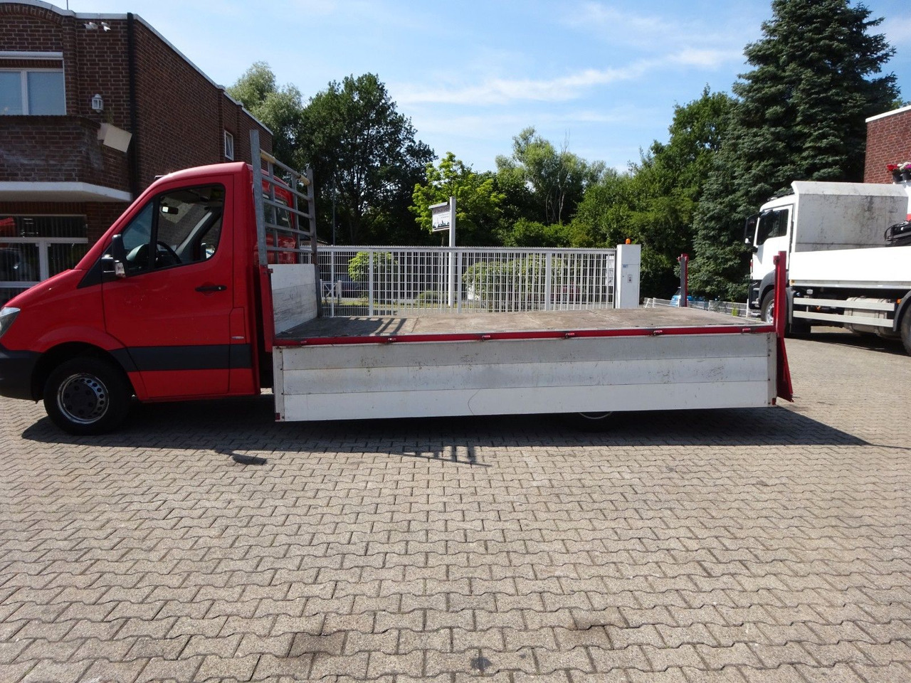 Mercedes-Benz Sprinter Pritsche 519CDI Bluetec 4x2 - Platós kisteherautó: 4 kép. Mercedes-Benz Sprinter Pritsche 519CDI Bluetec 4x2 - Platós kisteherautó: 4 kép.