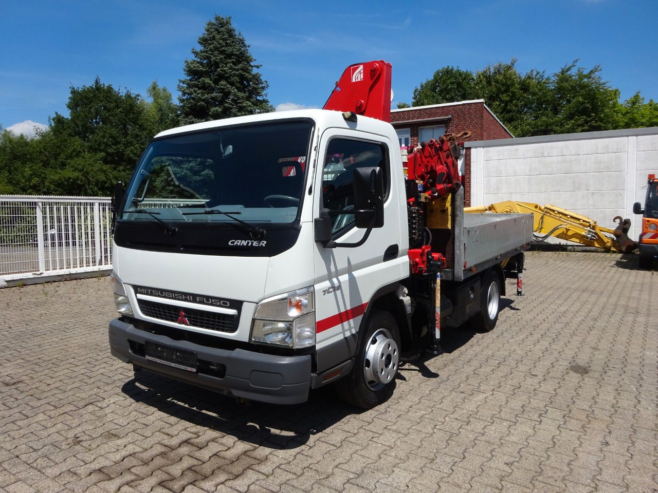 Mitsubishi Fuso Canter 7C18 + Ferrari F571 Kran - Platós kisteherautó: 5 kép. Mitsubishi Fuso Canter 7C18 + Ferrari F571 Kran - Platós kisteherautó: 5 kép.