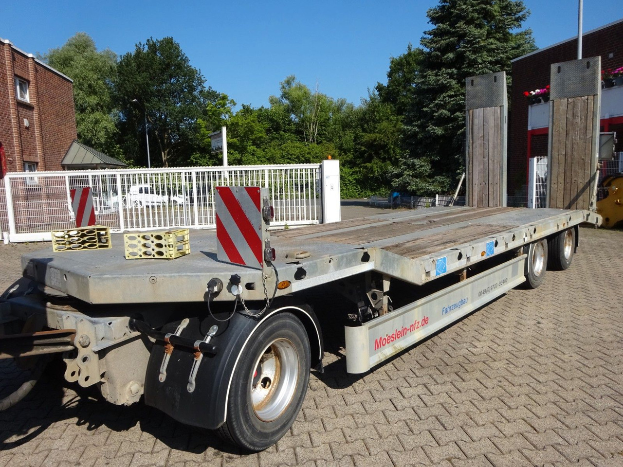Möslein Tieflader Anhänger mit 3 Achsen und Rampen - Pótkocsi mélybölcsős: 1 kép. Möslein Tieflader Anhänger mit 3 Achsen und Rampen - Pótkocsi mélybölcsős: 1 kép.