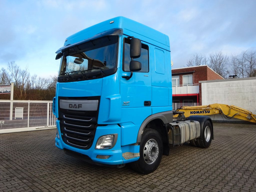 DAF XF 440 + Hydrl. Pumpe 4x2 - Nyergesvontató: 2 kép. DAF XF 440 + Hydrl. Pumpe 4x2 - Nyergesvontató: 2 kép.