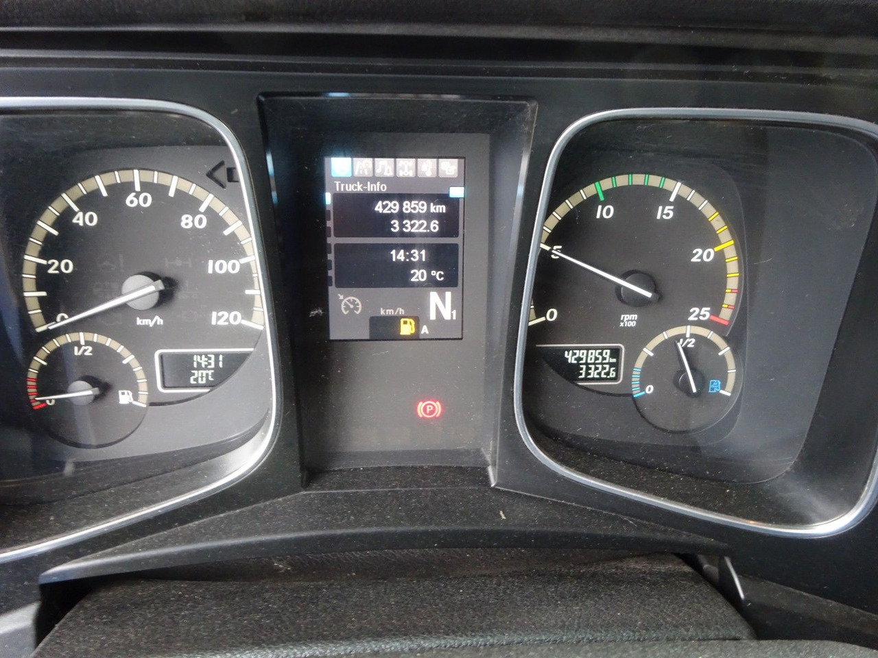 Nyergesvontató Mercedes-Benz 1840 Actros SZM 4x2: 13 kép. Nyergesvontató Mercedes-Benz 1840 Actros SZM 4x2: 13 kép.