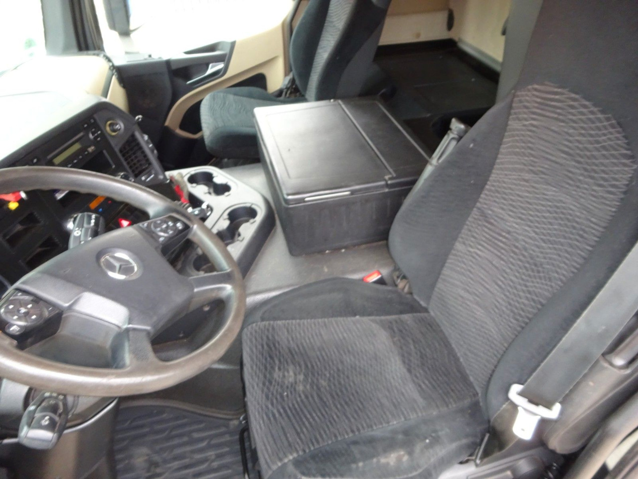 Nyergesvontató Mercedes-Benz 1840 Actros SZM 4x2: 12 kép. Nyergesvontató Mercedes-Benz 1840 Actros SZM 4x2: 12 kép.