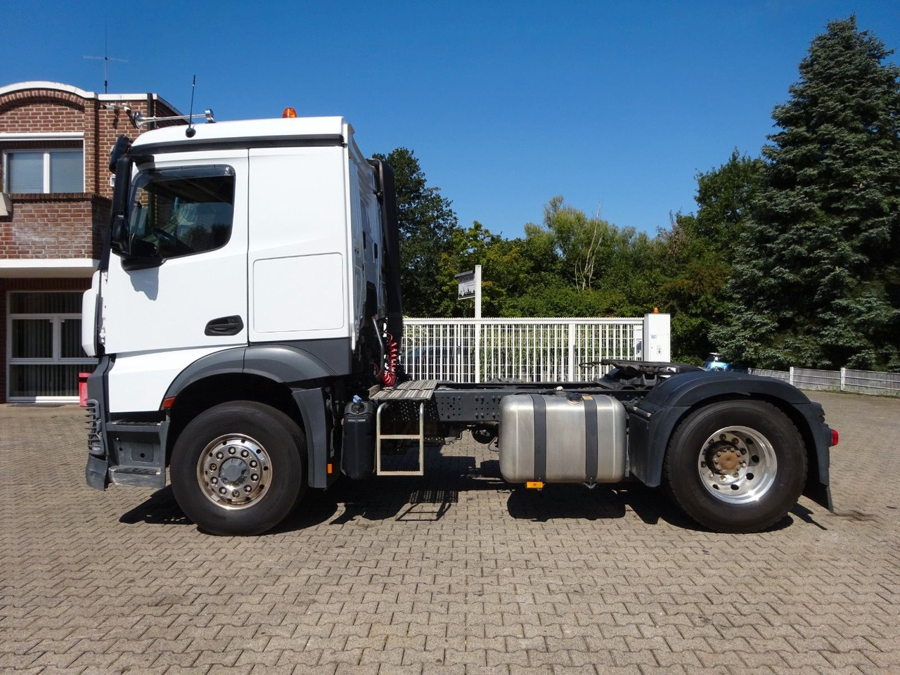Mercedes-Benz 1846 Actros SZM HAD ALLRAD - Nyergesvontató: 3 kép. Mercedes-Benz 1846 Actros SZM HAD ALLRAD - Nyergesvontató: 3 kép.