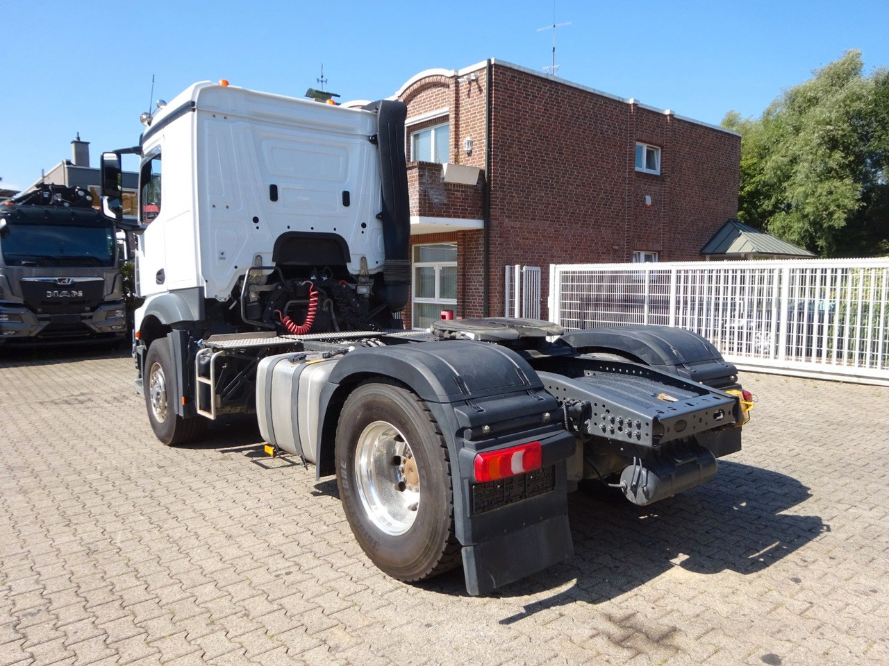 Mercedes-Benz 1846 Actros SZM HAD ALLRAD - Nyergesvontató: 4 kép. Mercedes-Benz 1846 Actros SZM HAD ALLRAD - Nyergesvontató: 4 kép.