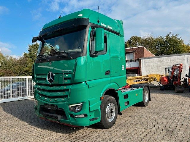 Mercedes-Benz 1851 Actros SZM mit Kipper-Pumpe 4x2 - Nyergesvontató: 2 kép. Mercedes-Benz 1851 Actros SZM mit Kipper-Pumpe 4x2 - Nyergesvontató: 2 kép.