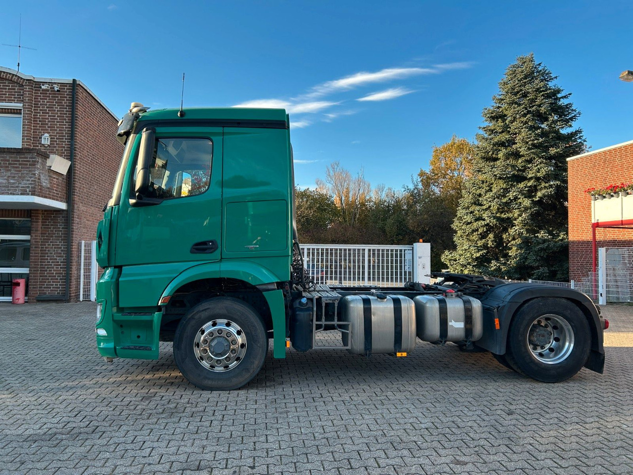 Mercedes-Benz Arocs 1845 SZM 4x4 HAD - Nyergesvontató: 5 kép. Mercedes-Benz Arocs 1845 SZM 4x4 HAD - Nyergesvontató: 5 kép.