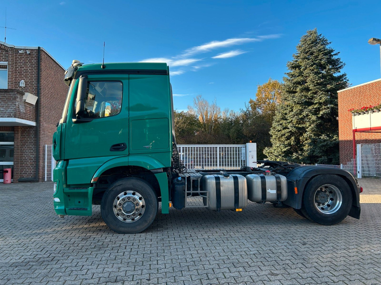 Mercedes-Benz Arocs 1845 SZM 4x4 HAD - Nyergesvontató: 3 kép. Mercedes-Benz Arocs 1845 SZM 4x4 HAD - Nyergesvontató: 3 kép.