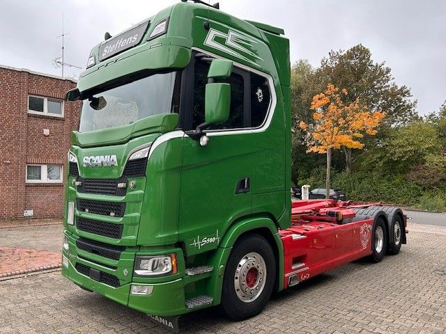 Scania S580 V8 MEILLER Abroller mit Lift+Lenkachse 6x2 - Horgos rakodó teherautó: 1 kép. Scania S580 V8 MEILLER Abroller mit Lift+Lenkachse 6x2 - Horgos rakodó teherautó: 1 kép.