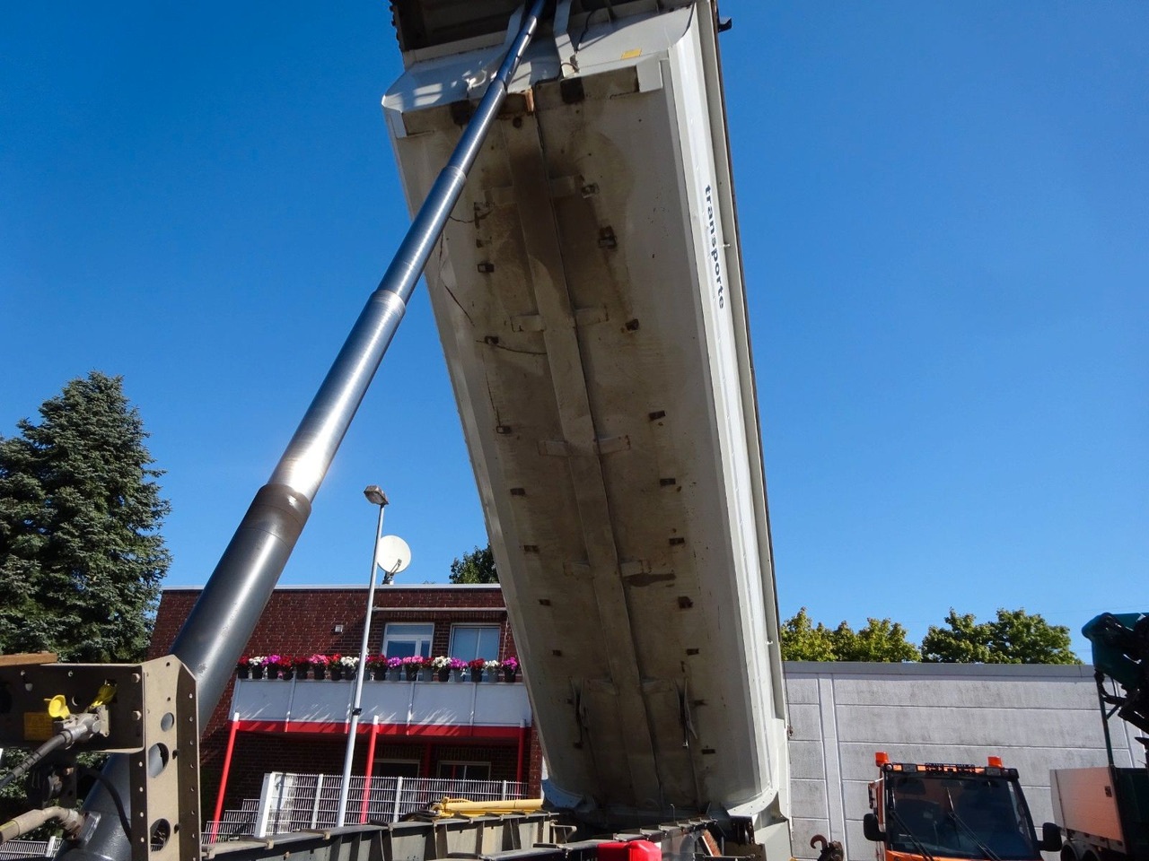 Schmitz Cargobull Kippauflieger mit 3 Achsen ca. 24 m³ 2x Bestand - Félpótkocsi billenőplatós: 3 kép. Schmitz Cargobull Kippauflieger mit 3 Achsen ca. 24 m³ 2x Bestand - Félpótkocsi billenőplatós: 3 kép.