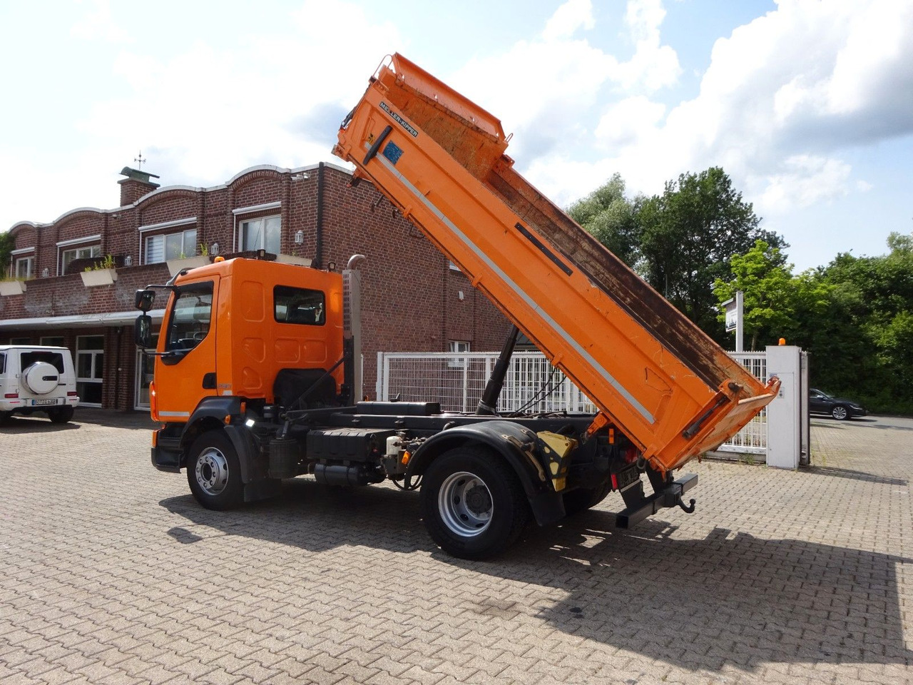 Volvo FL 280 MEILLER 3Skipper 4x2 - Billenőplatós teherautó: 2 kép. Volvo FL 280 MEILLER 3Skipper 4x2 - Billenőplatós teherautó: 2 kép.