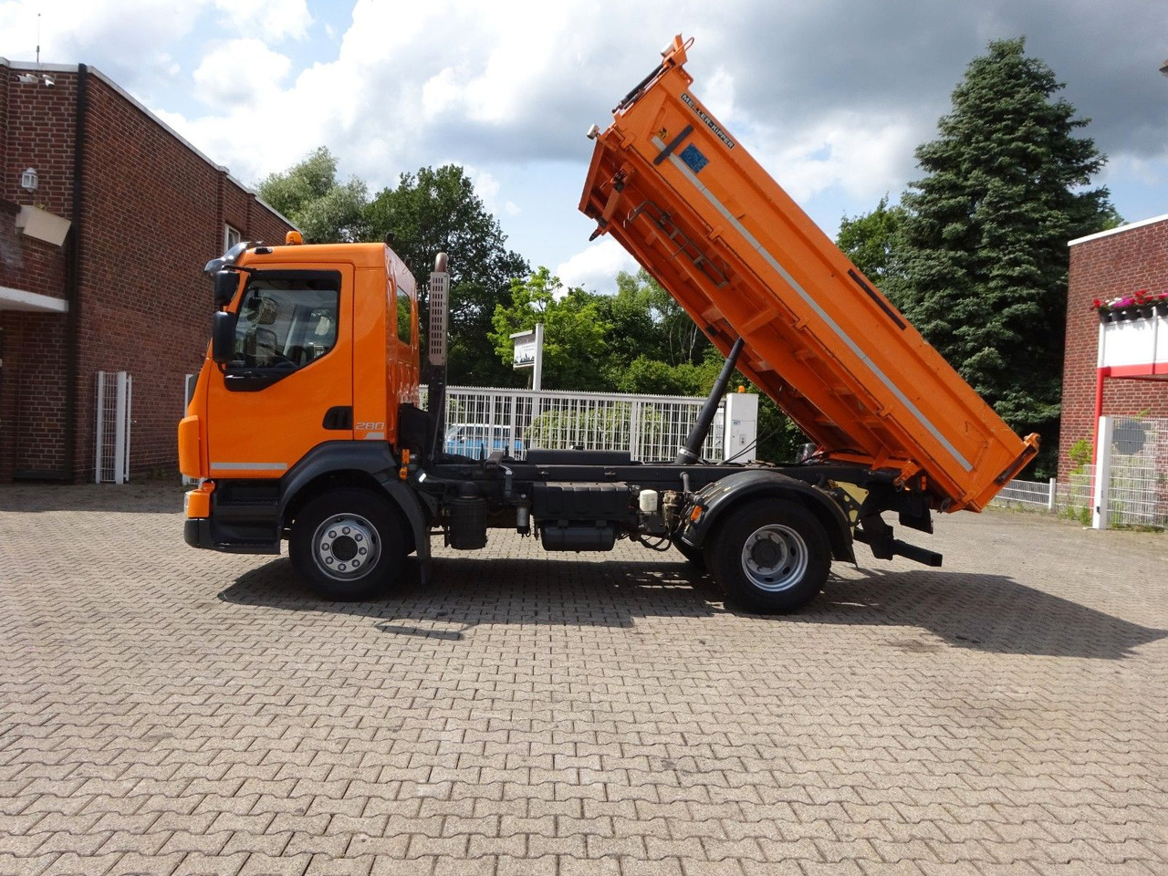 Volvo FL 280 MEILLER 3Skipper 4x2 - Billenőplatós teherautó: 4 kép. Volvo FL 280 MEILLER 3Skipper 4x2 - Billenőplatós teherautó: 4 kép.