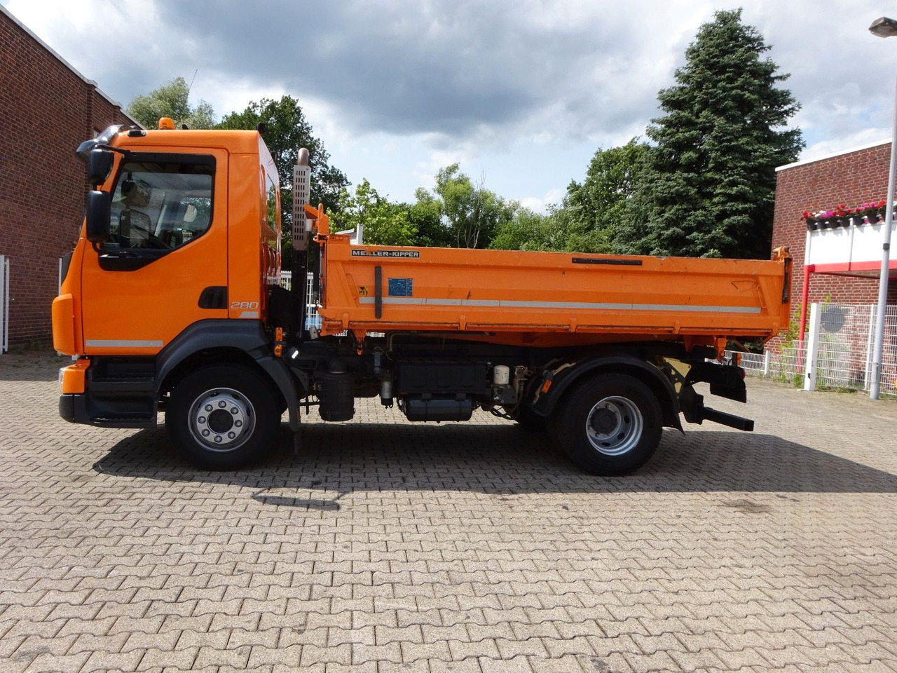 Volvo FL 280 MEILLER 3Skipper 4x2 - Billenőplatós teherautó: 1 kép. Volvo FL 280 MEILLER 3Skipper 4x2 - Billenőplatós teherautó: 1 kép.