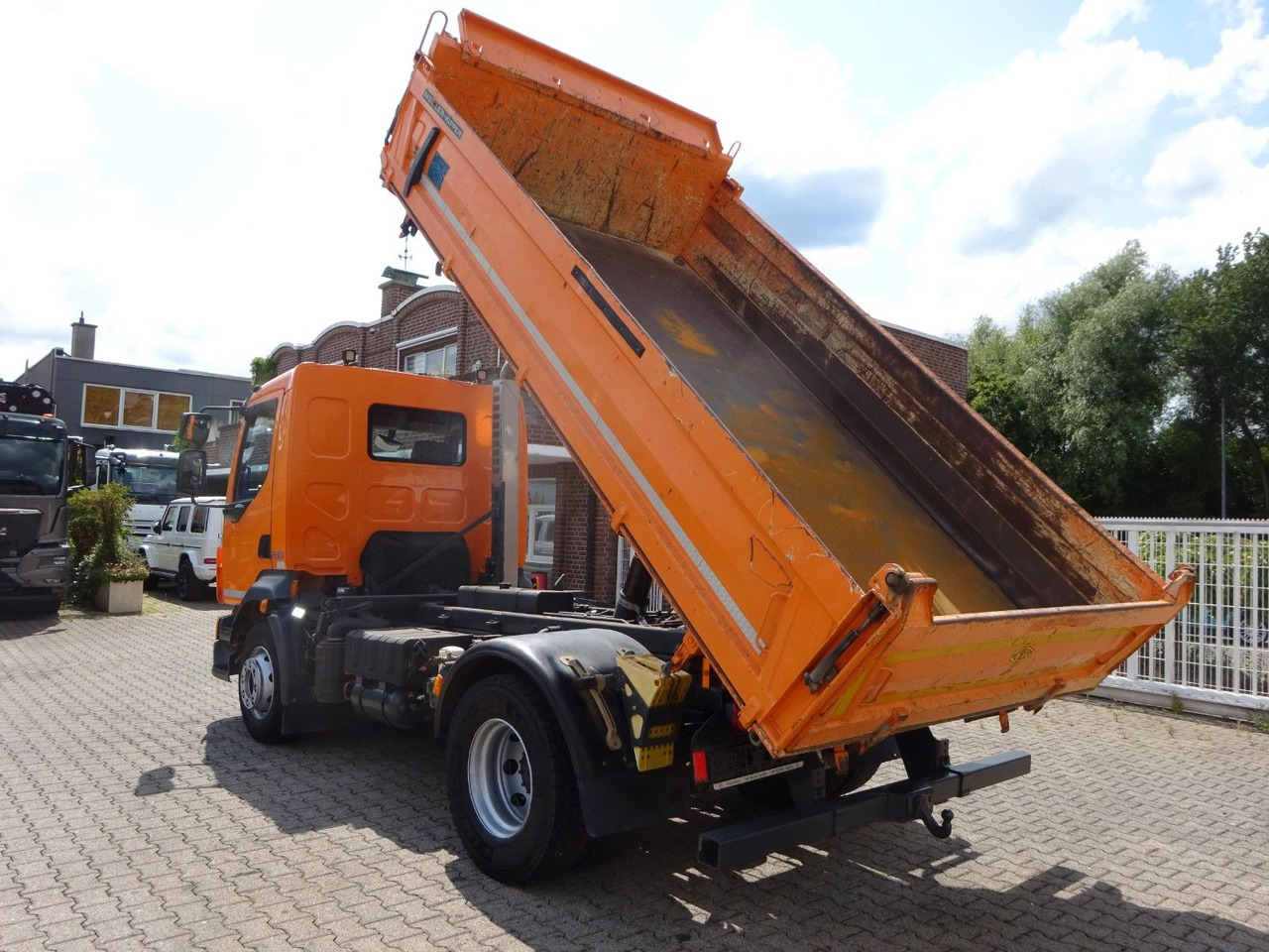Volvo FL 280 MEILLER 3Skipper 4x2 - Billenőplatós teherautó: 3 kép. Volvo FL 280 MEILLER 3Skipper 4x2 - Billenőplatós teherautó: 3 kép.