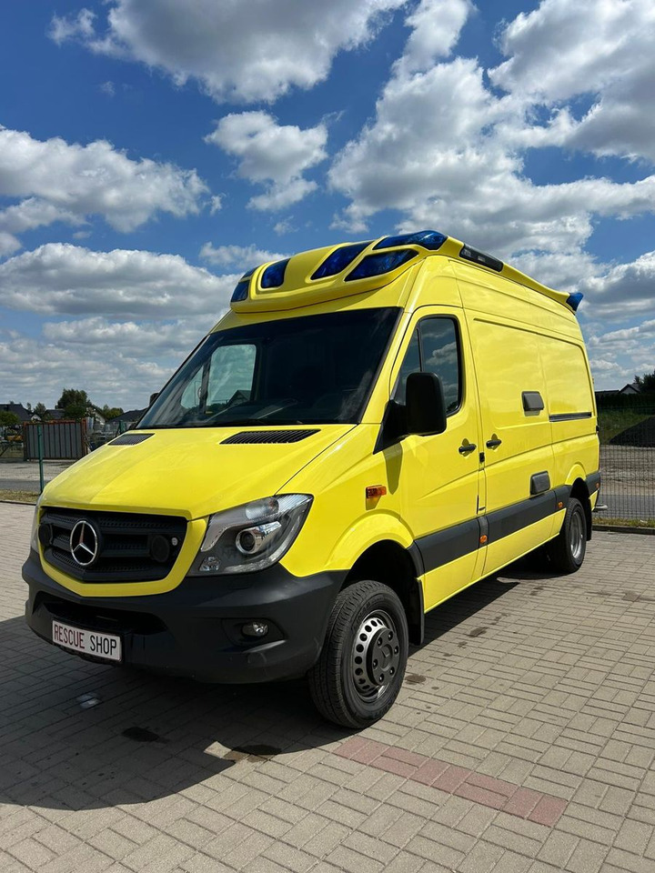 Mercedes-Benz Sprinter 519 CDI 4X4 **Ambulace** - Kisbusz: 2 kép. Mercedes-Benz Sprinter 519 CDI 4X4 **Ambulace** - Kisbusz: 2 kép.