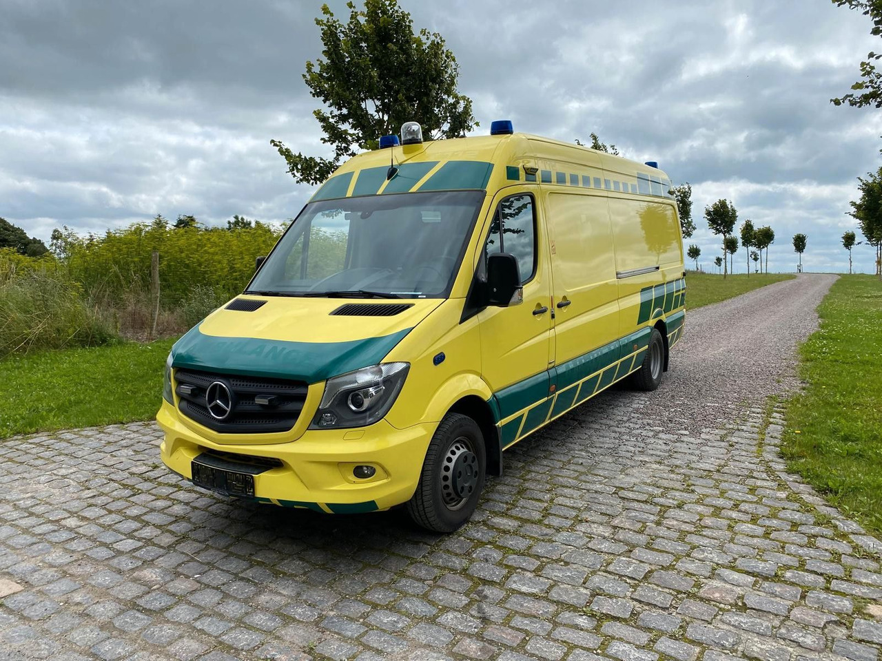 Mercedes-Benz Sprinter 519 CDI MAXI +Lift *20 000€ netto - Mentőautó: 3 kép. Mercedes-Benz Sprinter 519 CDI MAXI +Lift *20 000€ netto - Mentőautó: 3 kép.
