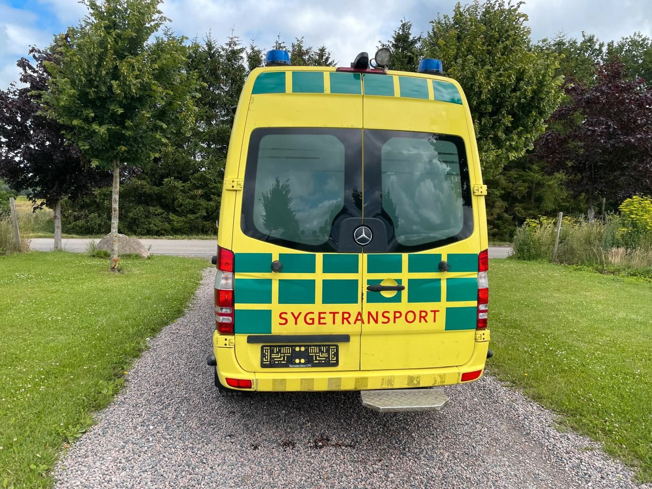 Mercedes-Benz Sprinter Kasten 316 CDI Aut - Mentőautó: 3 kép. Mercedes-Benz Sprinter Kasten 316 CDI Aut - Mentőautó: 3 kép.