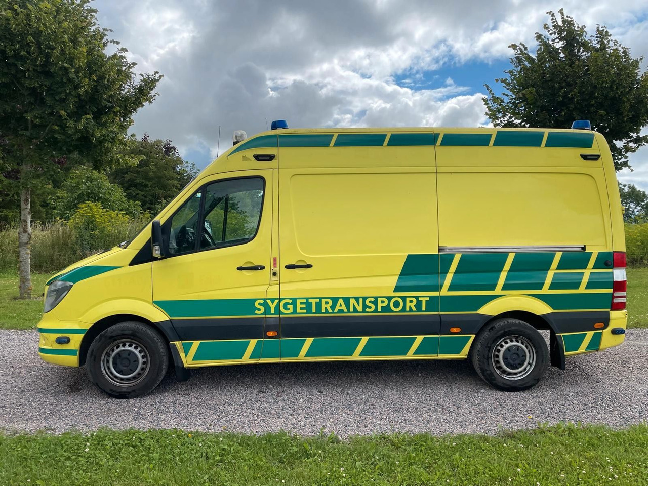 Mercedes-Benz Sprinter Kasten 316 CDI Aut - Mentőautó: 2 kép. Mercedes-Benz Sprinter Kasten 316 CDI Aut - Mentőautó: 2 kép.