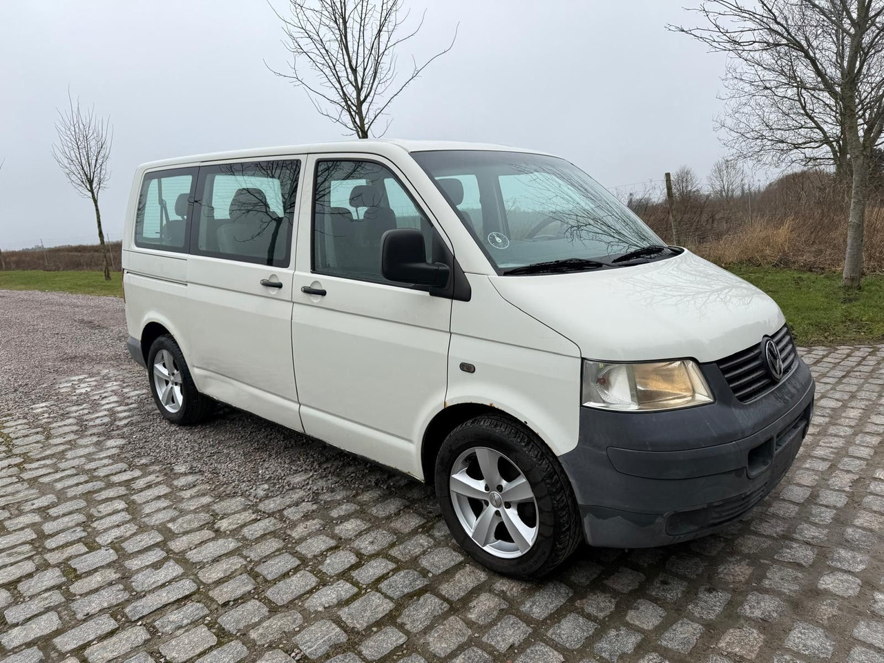 Volkswagen T5 Transporter 1.9 TDI *9 Sitze * 3900 € - Kisbusz: 1 kép. Volkswagen T5 Transporter 1.9 TDI *9 Sitze * 3900 € - Kisbusz: 1 kép.