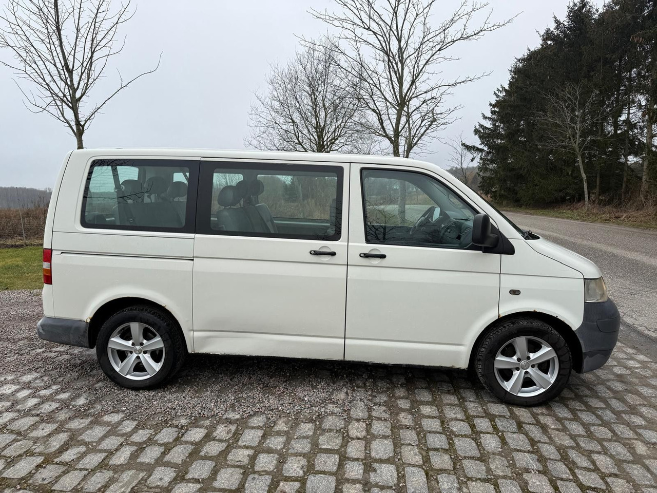 Volkswagen T5 Transporter 1.9 TDI *9 Sitze * 3900 € - Kisbusz: 5 kép. Volkswagen T5 Transporter 1.9 TDI *9 Sitze * 3900 € - Kisbusz: 5 kép.