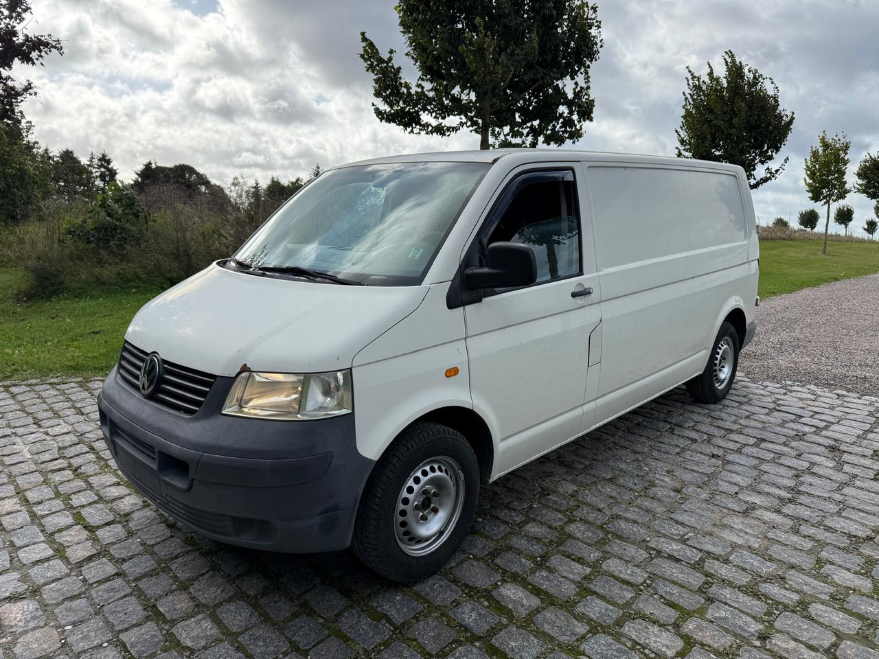 Volkswagen T5 Transporter 2.5 TDI Kasten lang *2500 € - Kis furgon: 2 kép. Volkswagen T5 Transporter 2.5 TDI Kasten lang *2500 € - Kis furgon: 2 kép.