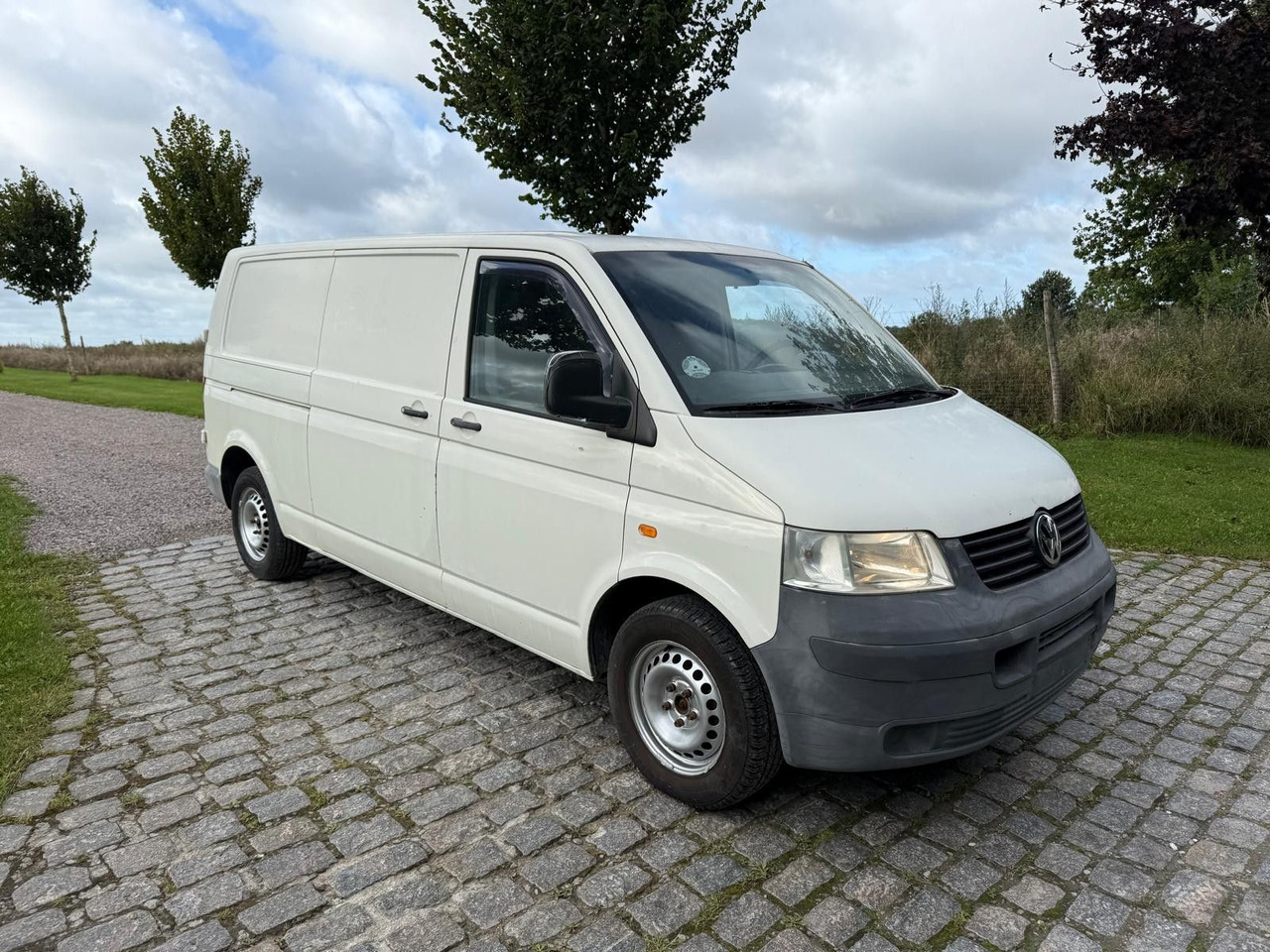 Volkswagen T5 Transporter 2.5 TDI Kasten lang - Kis furgon: 1 kép. Volkswagen T5 Transporter 2.5 TDI Kasten lang - Kis furgon: 1 kép.