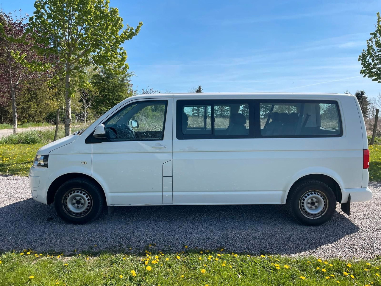 Volkswagen T5 Transporter Bus Caravelle Comfortline lang - Kisbusz: 2 kép. Volkswagen T5 Transporter Bus Caravelle Comfortline lang - Kisbusz: 2 kép.