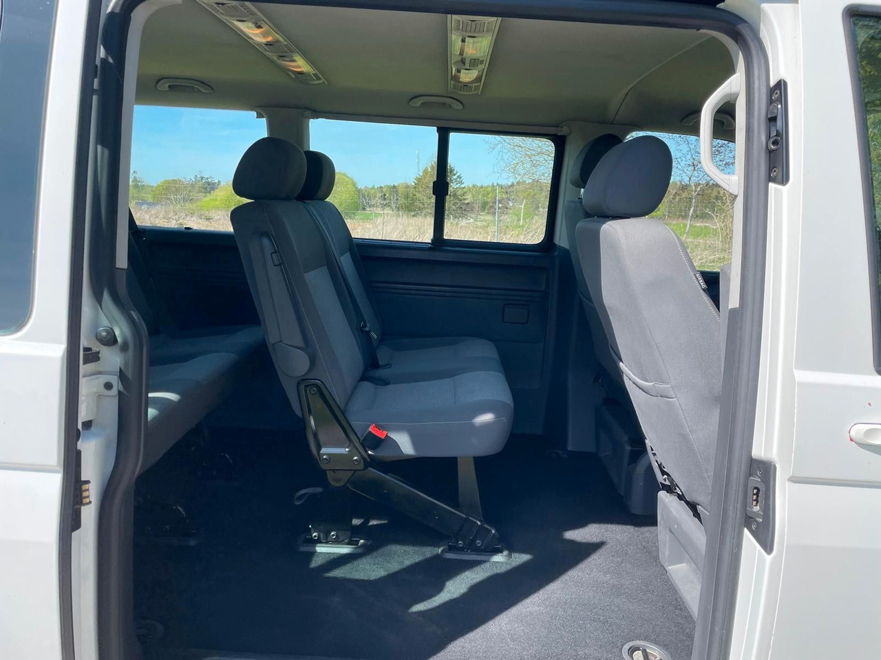 Kisbusz Volkswagen T5 Transporter Bus Caravelle Comfortline lang: 20 kép.