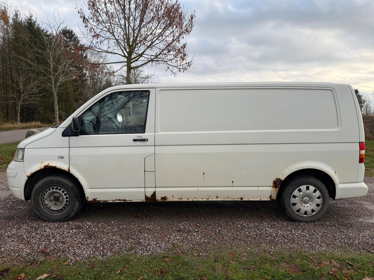 Volkswagen T5 Transporter Kasten-Kombi Kasten Long - Kis furgon: 2 kép. Volkswagen T5 Transporter Kasten-Kombi Kasten Long - Kis furgon: 2 kép.