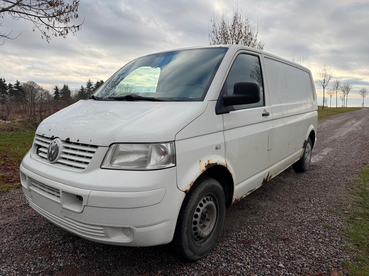 Volkswagen T5 Transporter Kasten-Kombi Kasten Long - Kis furgon: 1 kép. Volkswagen T5 Transporter Kasten-Kombi Kasten Long - Kis furgon: 1 kép.