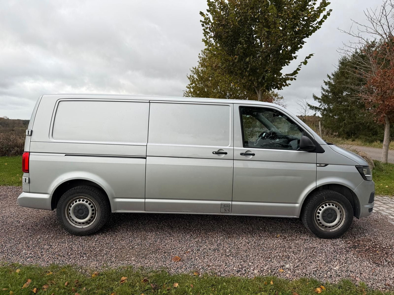 Volkswagen T6 Transporter Kasten lang - Kisbusz: 5 kép. Volkswagen T6 Transporter Kasten lang - Kisbusz: 5 kép.