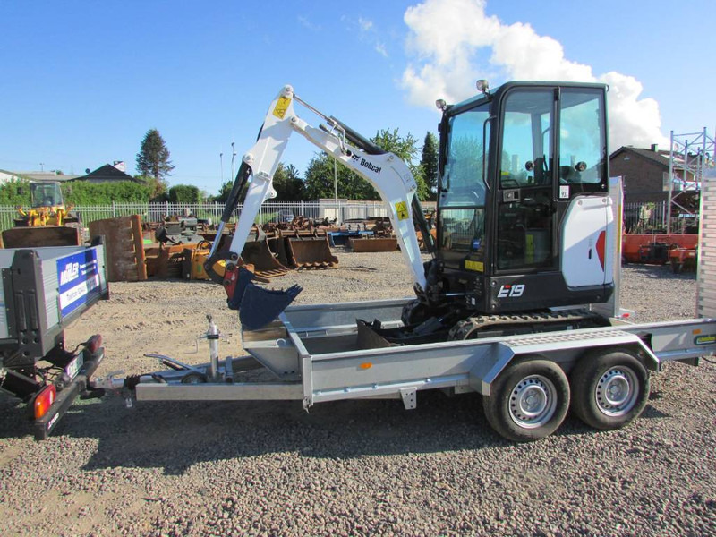 Bobcat E 19 + Anhänger Unsinn 3618-35-14 - Minikotró: 2 kép. Bobcat E 19 + Anhänger Unsinn 3618-35-14 - Minikotró: 2 kép.