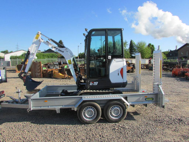 Bobcat E 19 + Anhänger Unsinn 3618-35-14 - Minikotró: 1 kép. Bobcat E 19 + Anhänger Unsinn 3618-35-14 - Minikotró: 1 kép.