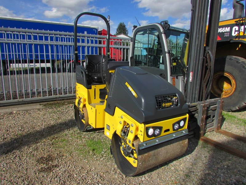 Bomag BW 90 AD-5 Walze / 21.500 EUR - Henger: 2 kép. Bomag BW 90 AD-5 Walze / 21.500 EUR - Henger: 2 kép.