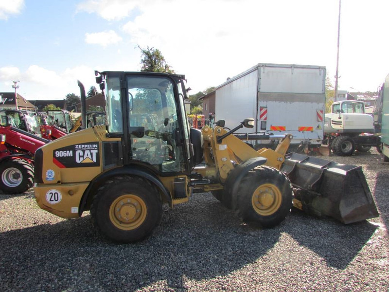 Cat 906 M Radlader 29.500 EUR - Gumikerekes homlokrakodó: 4 kép. Cat 906 M Radlader 29.500 EUR - Gumikerekes homlokrakodó: 4 kép.