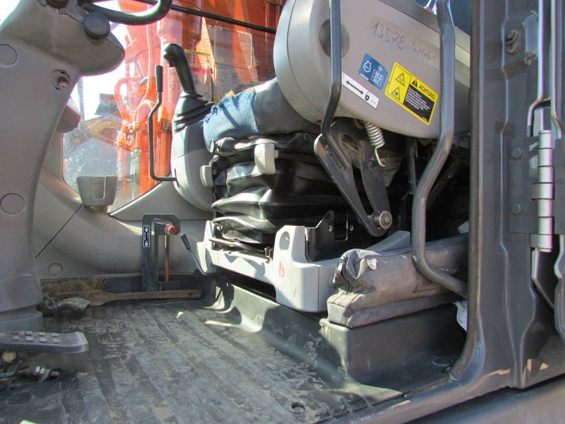 Gumikerekes kotró Hitachi ZX 140 W-3 Mobilbagger 43.000 EUR / Klima: 13 kép.