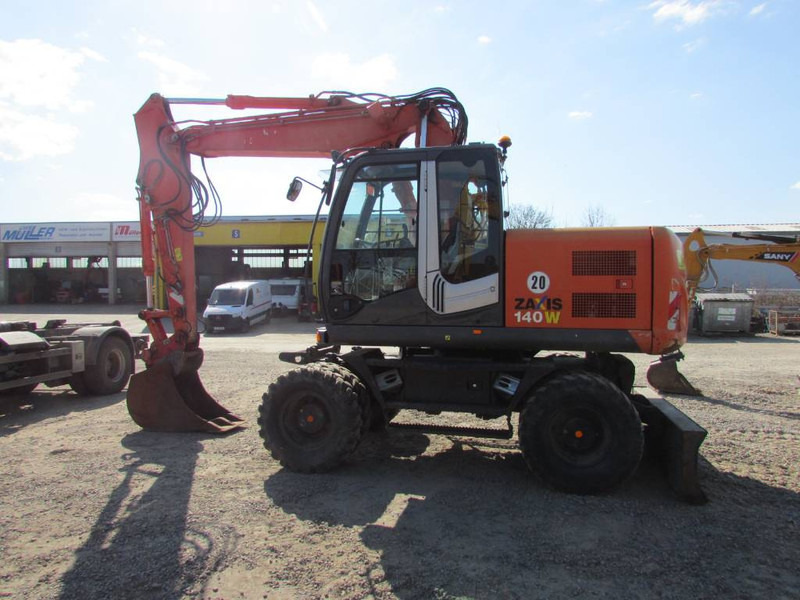 Hitachi ZX 140 W-3 Mobilbagger 45.000 EUR / Klima - Gumikerekes kotró: 2 kép. Hitachi ZX 140 W-3 Mobilbagger 45.000 EUR / Klima - Gumikerekes kotró: 2 kép.