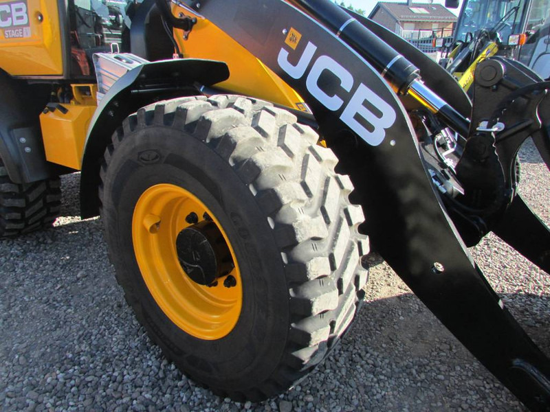 JCB 409 Radlader 47.500 EUR - Gumikerekes homlokrakodó: 2 kép. JCB 409 Radlader 47.500 EUR - Gumikerekes homlokrakodó: 2 kép.