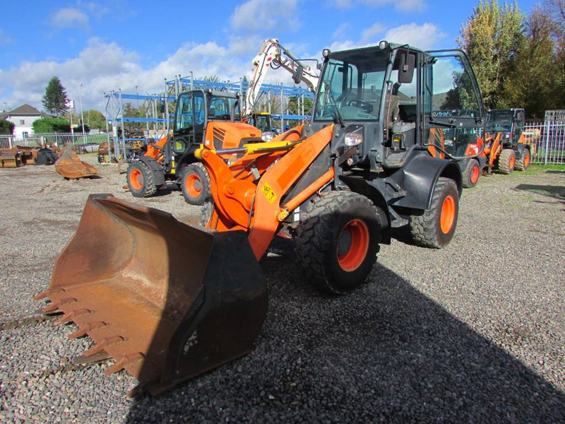 Komatsu WA 100 M-7 Radlader 28.000 EUR - Gumikerekes homlokrakodó: 2 kép. Komatsu WA 100 M-7 Radlader 28.000 EUR - Gumikerekes homlokrakodó: 2 kép.