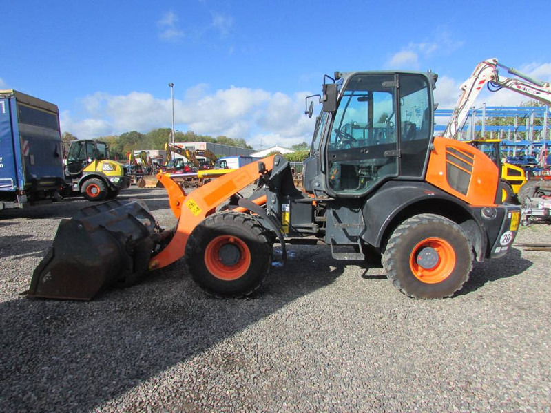 Komatsu WA 100 M-7 Radlader 29.000 EUR - Gumikerekes homlokrakodó: 1 kép. Komatsu WA 100 M-7 Radlader 29.000 EUR - Gumikerekes homlokrakodó: 1 kép.