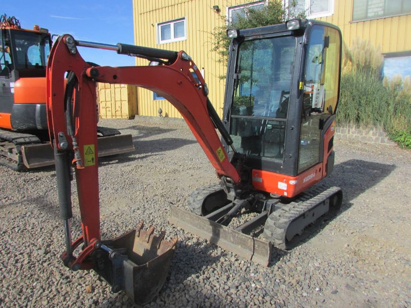Kubota KX 019-4 - Minikotró: 2 kép. Kubota KX 019-4 - Minikotró: 2 kép.