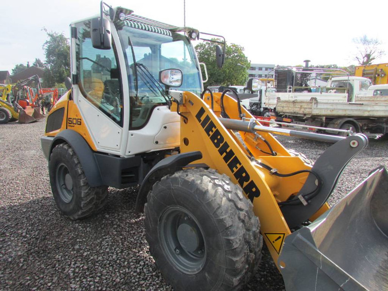 Liebherr L 506 Compact Radlader 46.500 EUR netto L506C - Gumikerekes homlokrakodó: 3 kép. Liebherr L 506 Compact Radlader 46.500 EUR netto L506C - Gumikerekes homlokrakodó: 3 kép.