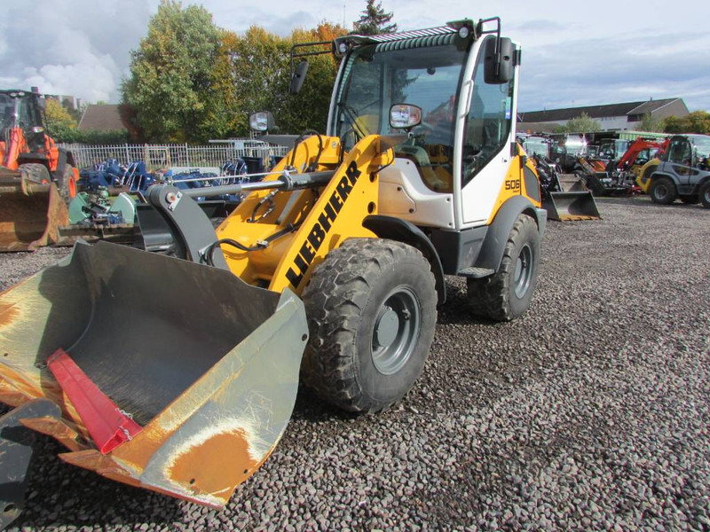 Liebherr L 506 Compact Radlader 46.500 EUR netto L506C - Gumikerekes homlokrakodó: 4 kép. Liebherr L 506 Compact Radlader 46.500 EUR netto L506C - Gumikerekes homlokrakodó: 4 kép.