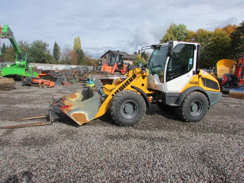 Liebherr L 506 Compact Radlader 46.500 EUR netto L506C - Gumikerekes homlokrakodó: 2 kép. Liebherr L 506 Compact Radlader 46.500 EUR netto L506C - Gumikerekes homlokrakodó: 2 kép.